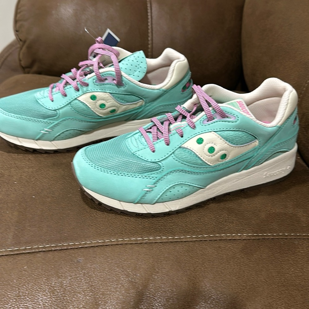Women’s Saucony Shadow 6000 size 10. New with tags